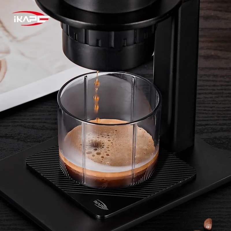 Draagbare handmatige koffiemaker voor capsules en gemalen koffie